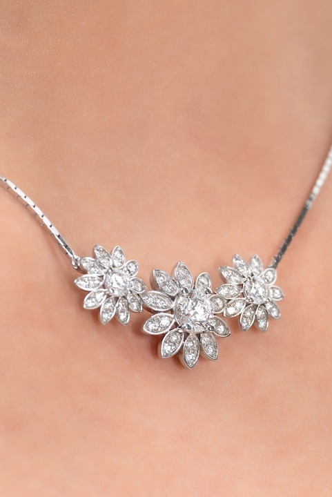 Top những mẫu dây chuyền vàng tây nữ đẹp nhất 2021